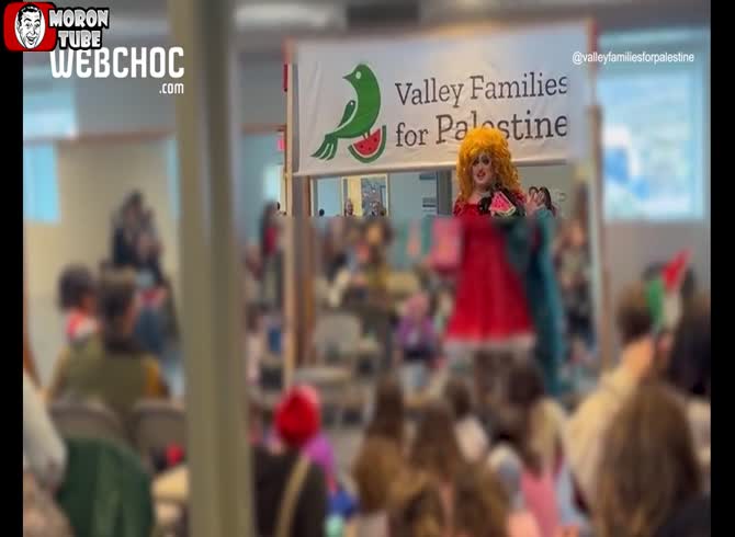Video :Kindergarteners are asked to sing Free Palestine! by a drag queen